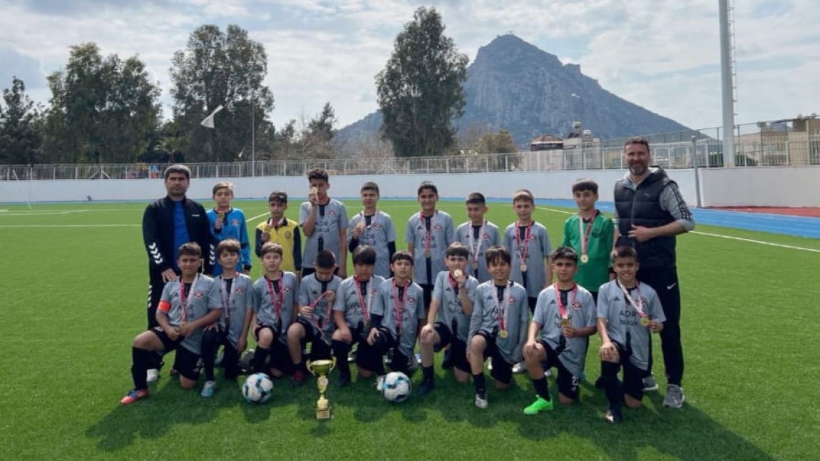 Kozan'da ortaokullar arası düzenlenen Küçükler Futbol İlçe Birincisi finalde rakibini yenerek Lütfiye Ali Şadi Çelik Ortaokulu oldu.